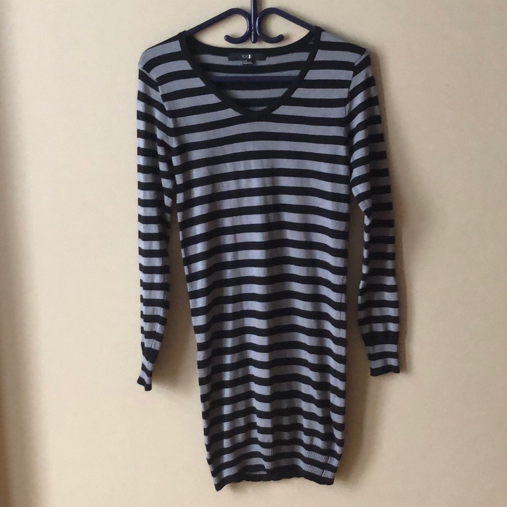 Black & Grey V-Neck Form Fitting Dress 👗 Forever 21